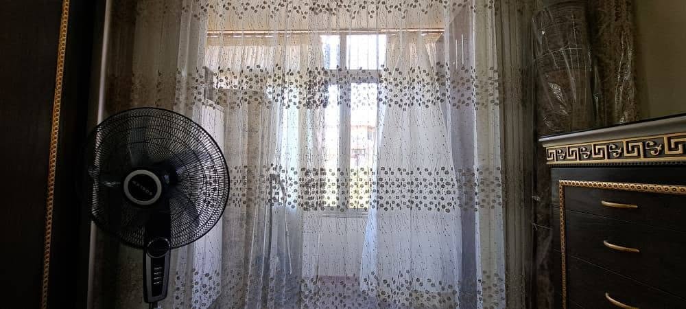 الموقع: دمشق المزرعة – شارع الملك العادل (موقع مخدّم وقريب من كل شيء).